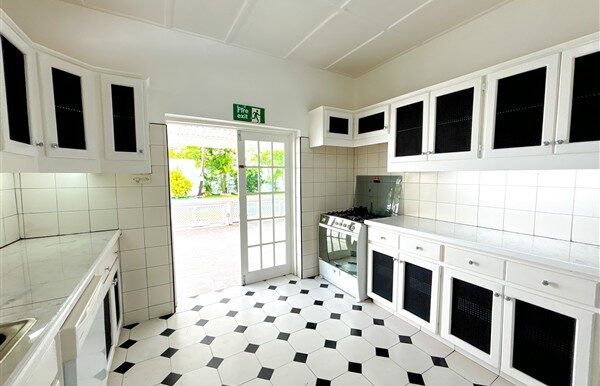 16 Kitchen Meadway Maxwill Hill