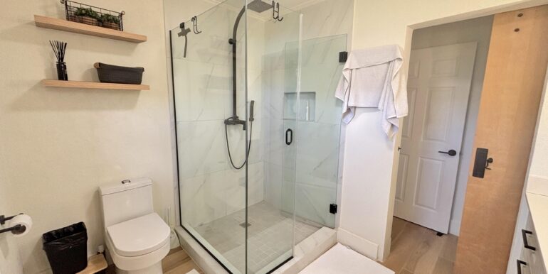 17 - Yorkshire 1 - master bathroom