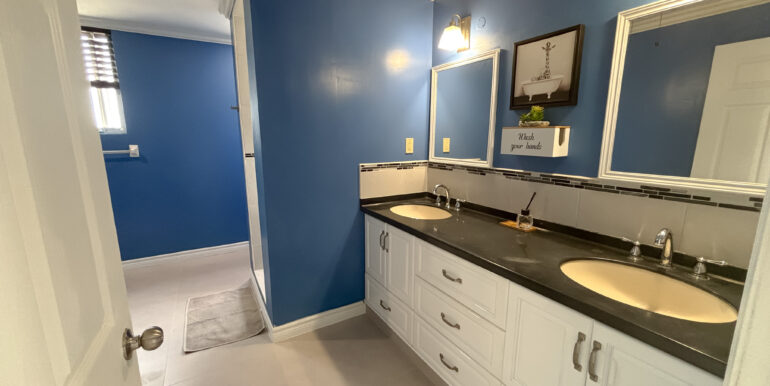 21- 9 Coverley - Master bathroom