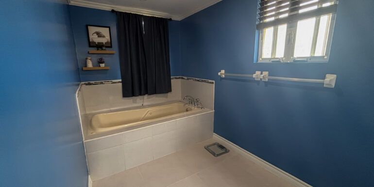 22 - 9 Coverley - Master bathroom