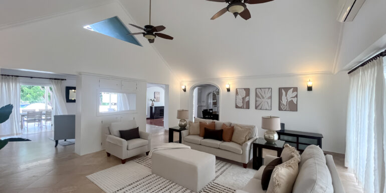 10 Durants Looking Glass Living