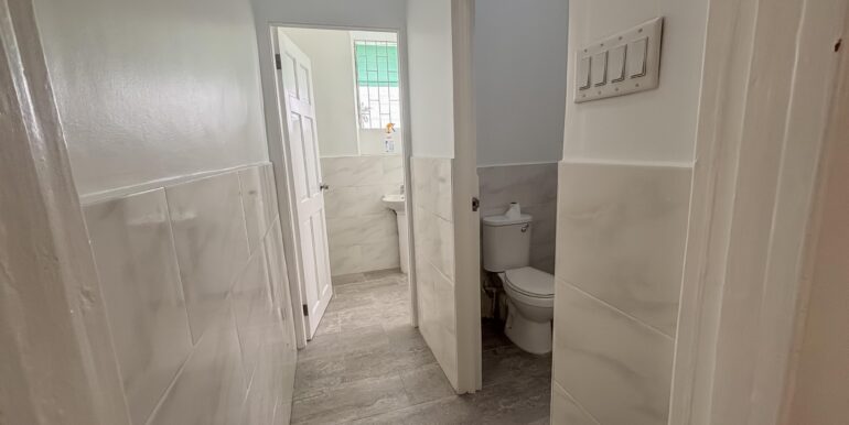 15 - Belleville unit a - top floor - bathrooms