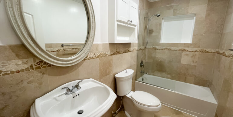 21 Durants Looking Glass Bathroom 2