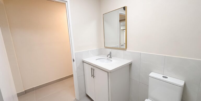 5 - Suite 2 - Mainroom - bathroom 2