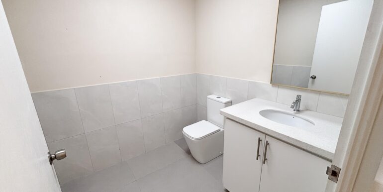 6 - Suite 2 - Mainroom - bathroom 2